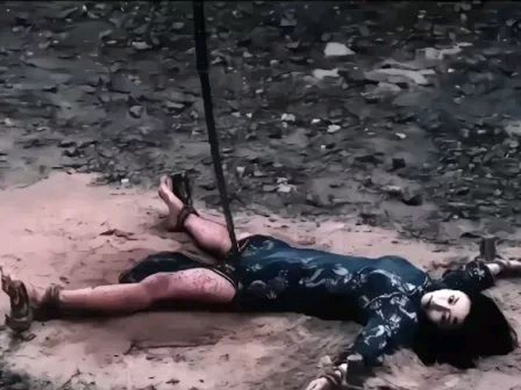 这张照片拍摄于南京大屠杀中,一年轻中国妇女被日军糟蹋完后四肢又被