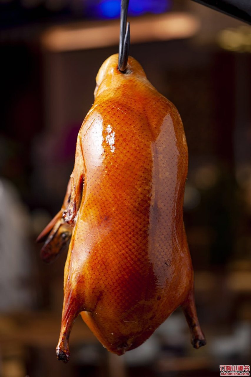 这时大家开心的神情如同脆皮烤鸭里的油脂,溢满了整个单位.