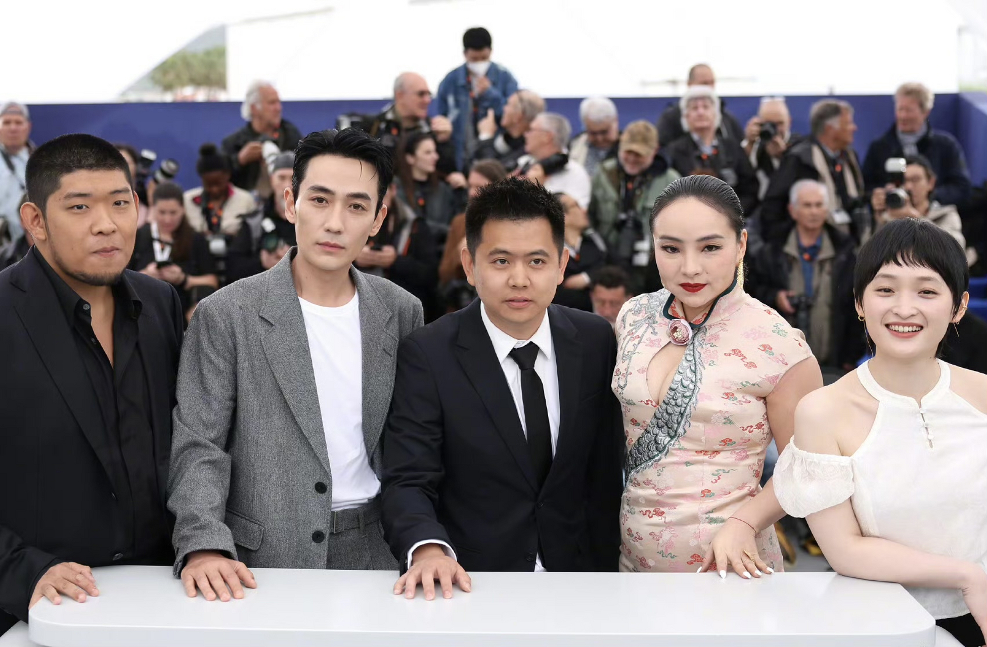 朱一龙# 《河边的错误》剧组戛纳合照!