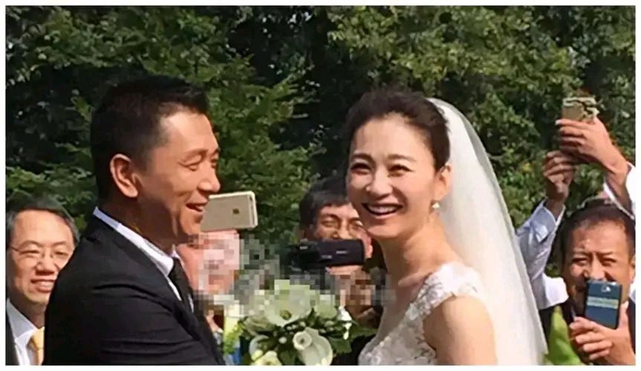 2010年,李小冉被前男友孙东海用艾滋病人用过的针头抵住喉咙威胁,甚至