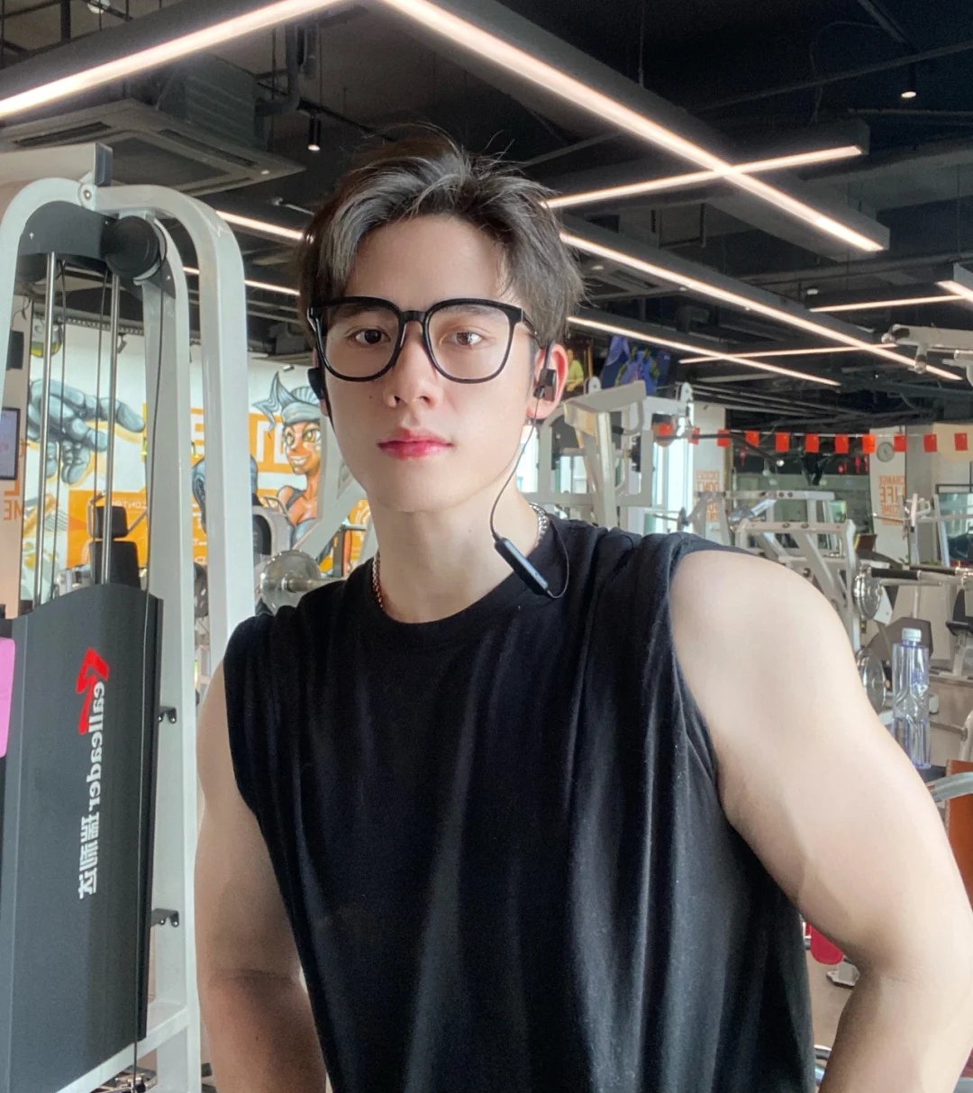 180cm身高,搓衣板腹肌"小蛮腰",戴着眼镜的男生,文艺范十足