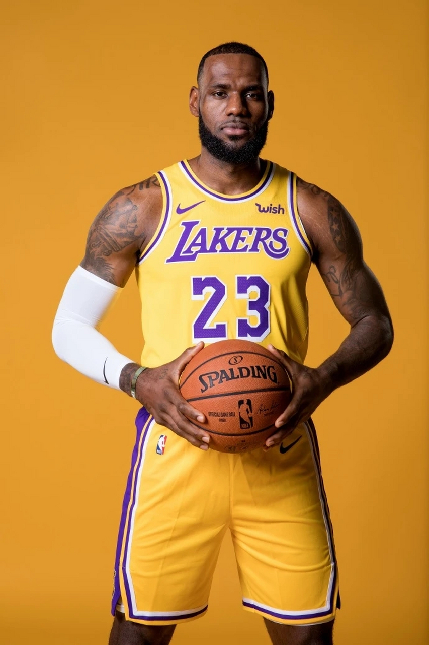 詹姆斯重新穿上23号球衣,此前,詹姆斯在热火号召全联盟退役23号,以