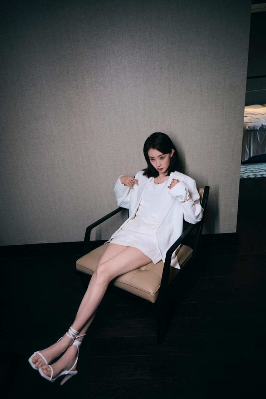 张小斐 白色绑腿一字带高跟鞋[爱你][爱你] 676767