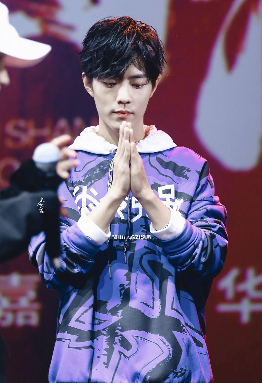 肖战双手合十祈祷,生活本不苦,苦的是欲望过多;心本无累,累的是奢求