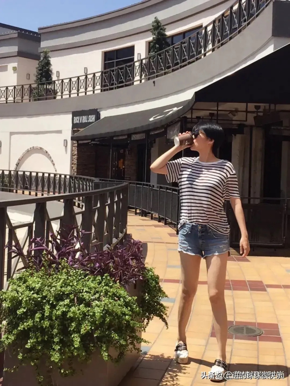 许晴的"少女感"真不是吹的,年过50这么短的牛仔裤也敢穿,配简约条纹