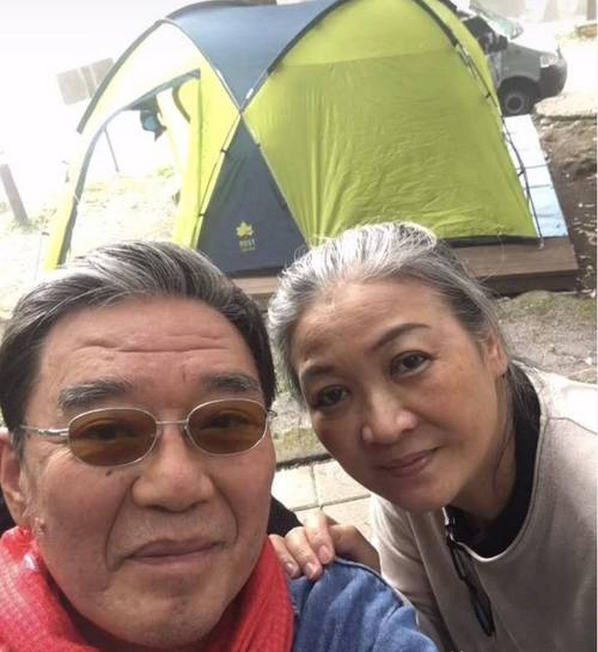 右图是已经68岁的李立群和妻子,相濡以沫,白头偕老.