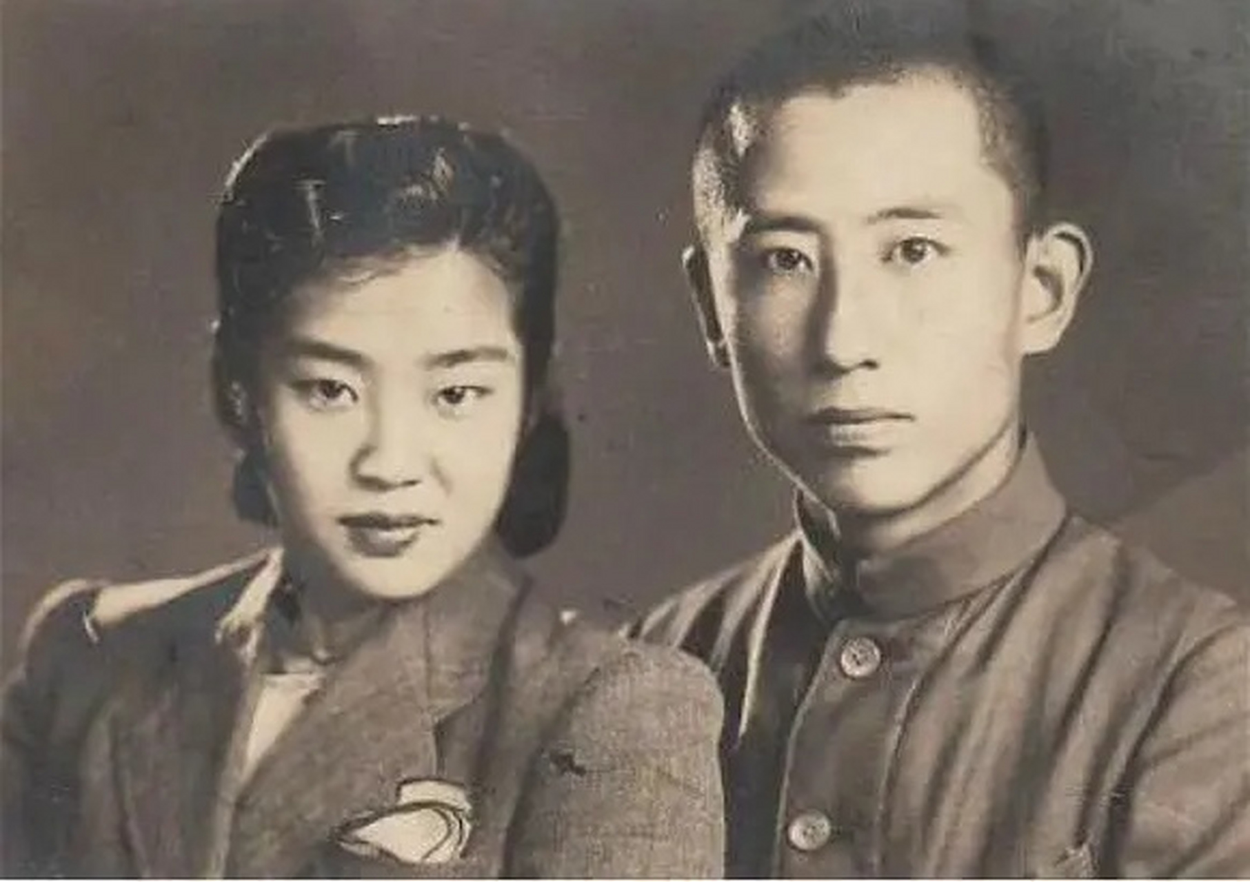 照片上的二人是抗日烈士彭学儒和其妻子蒋梅,他们的故事可歌可泣.