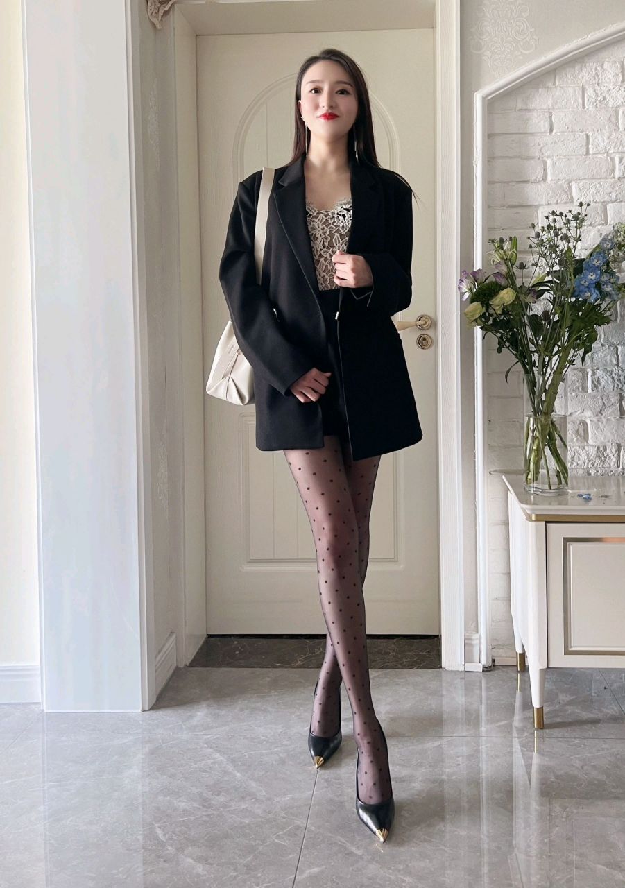 轻熟女穿搭: 黑色西服, 搭配波点丝袜
