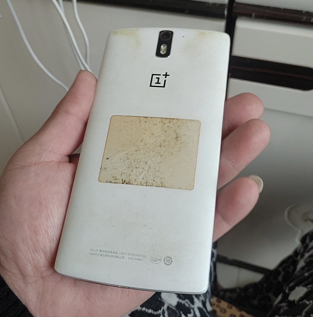 拿出7年前的一加一代,感叹现在的手机功能十分强大,堪比电脑