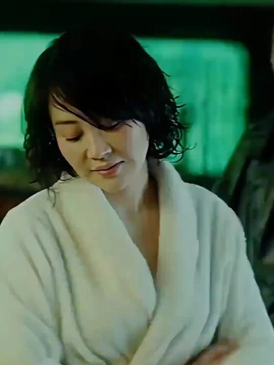 许晴在电影《老炮儿》中和冯小刚上演激情戏码,演技还是真情流