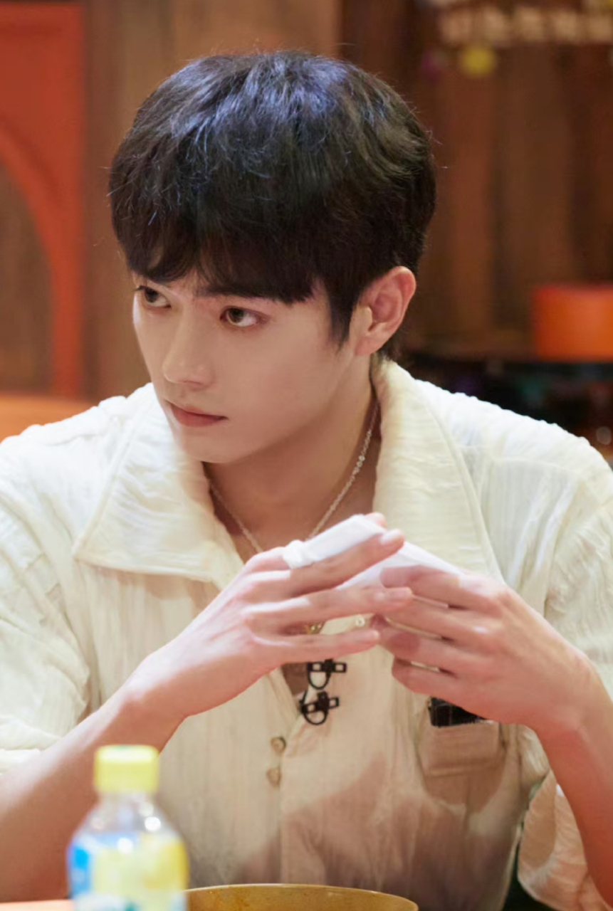 许凯录制《密逃》头发长了很多,看起来发量很厚实.