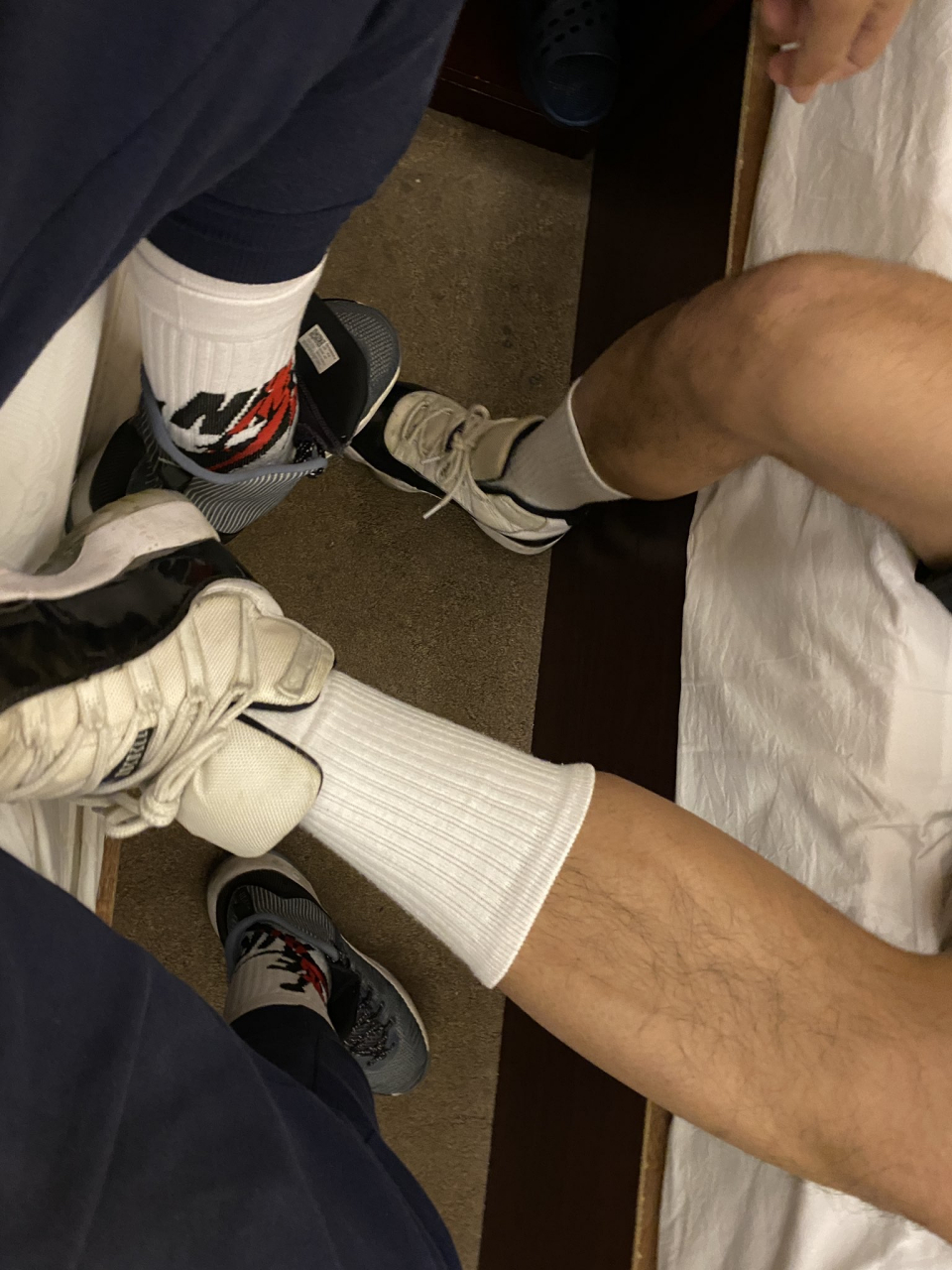 青蛙趴可以缓解腰部久坐引起的不适#肌肉型男# #健身# #白袜