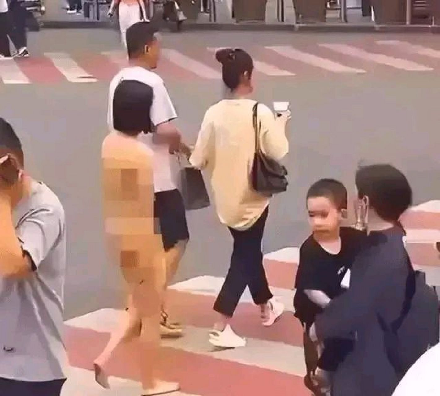 近日,湖南某市区的闹市街头上演了一出震撼的一幕:一名女子为了报复