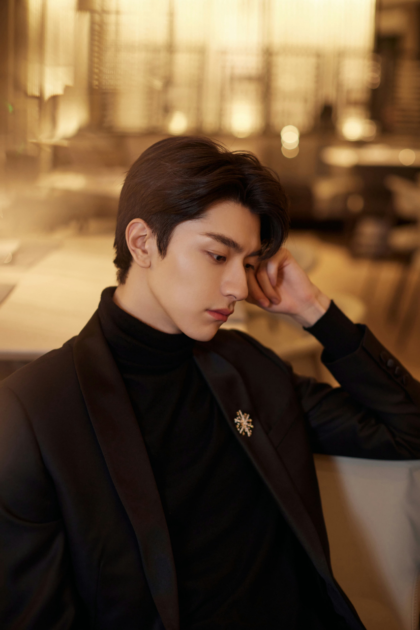 林一电视剧品质盛典,深浅两套西装造型,清俊轮廓,高挑身段… 简简单单