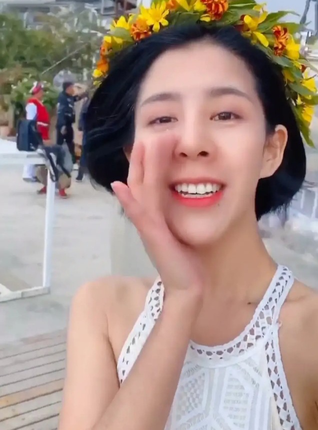 缅甸网红佳润和国内在逃人员社交场合视频被扒出,社交游刃有余