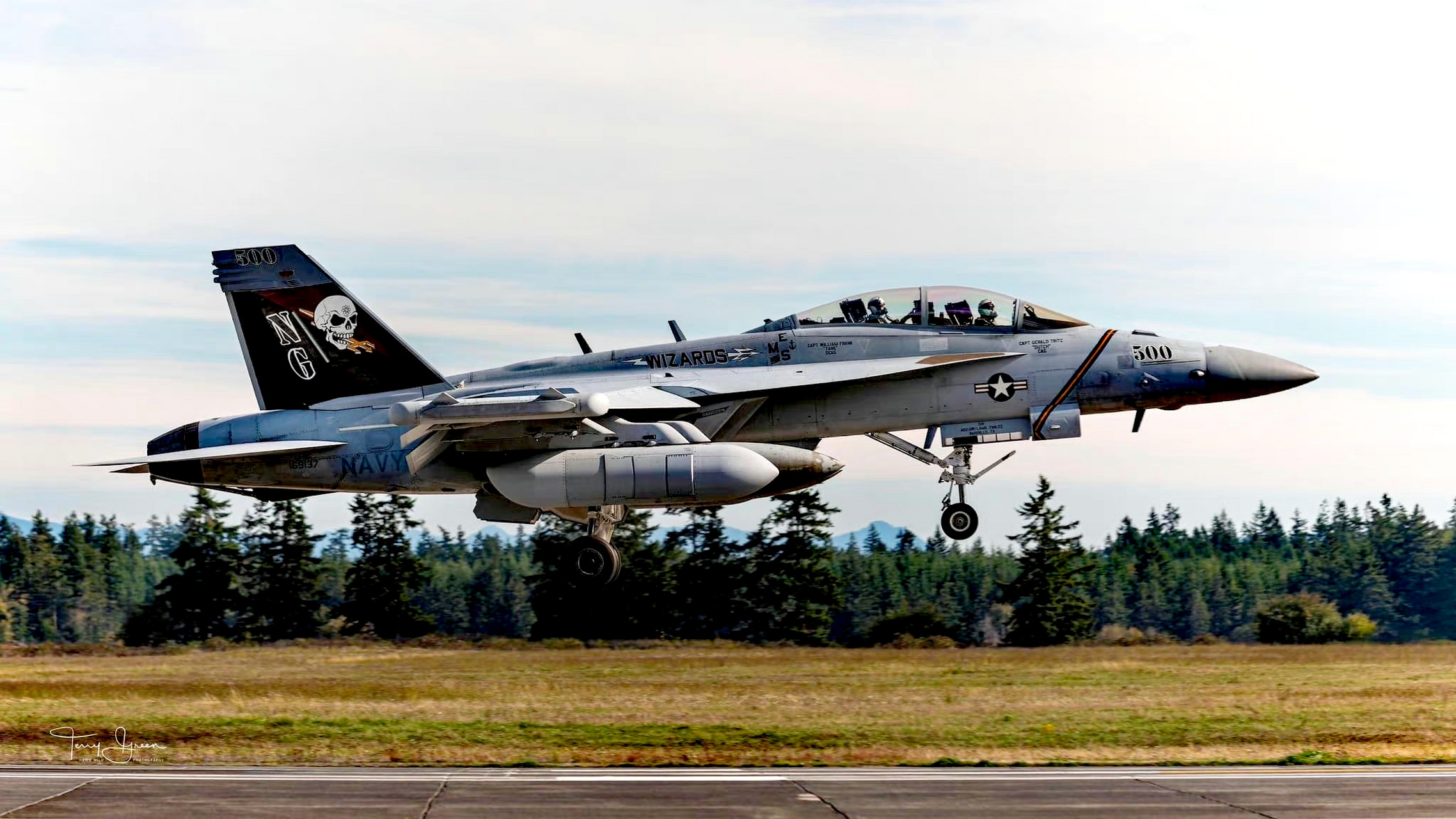 战机欣赏:美国海军 ea-18g"咆哮者"电子战飞机,该机是f/a-18f战斗机