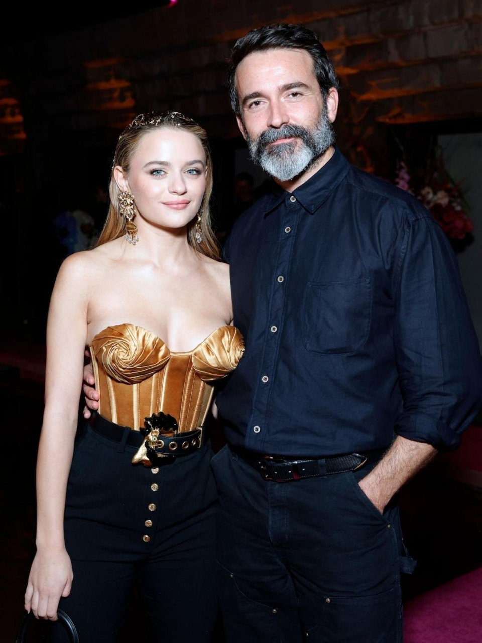 乔伊·金 (joey king) 出席洛杉矶 schiaparelli 和 neiman marcus