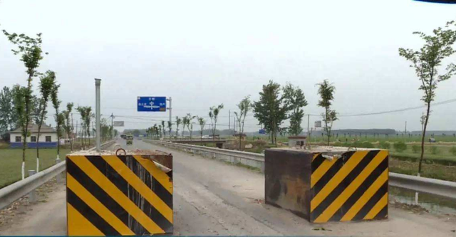 新手开车如何通过限宽墩?学会这个技巧,让你安全通过