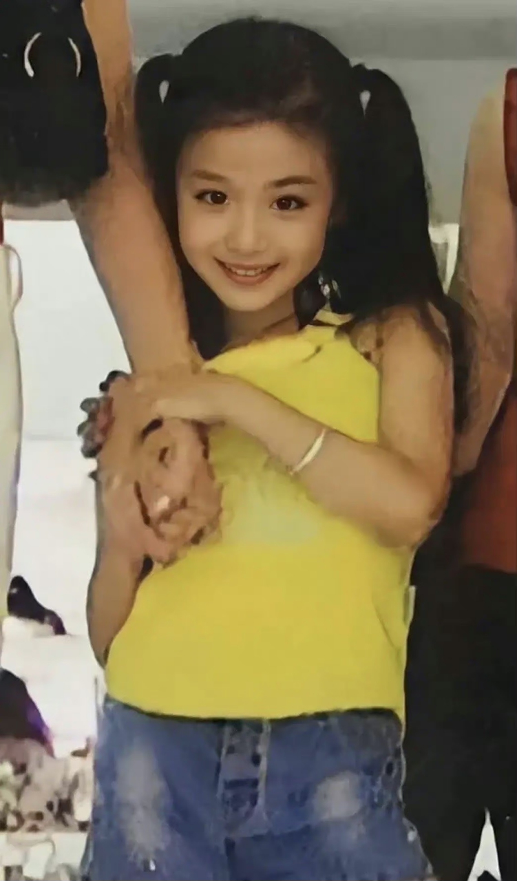 新晋小花王楚然的原名叫做宋亚梦,曾是一名小童星,不过这些年她一直没