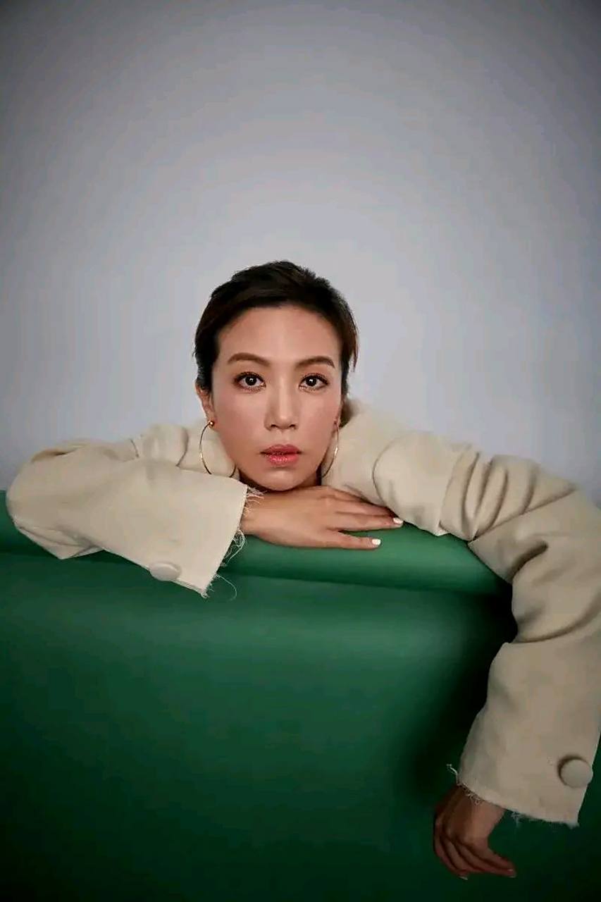 林有慧虽然五十岁了,但是,岁月似乎在她身上没有留下什么烙印! 精致的