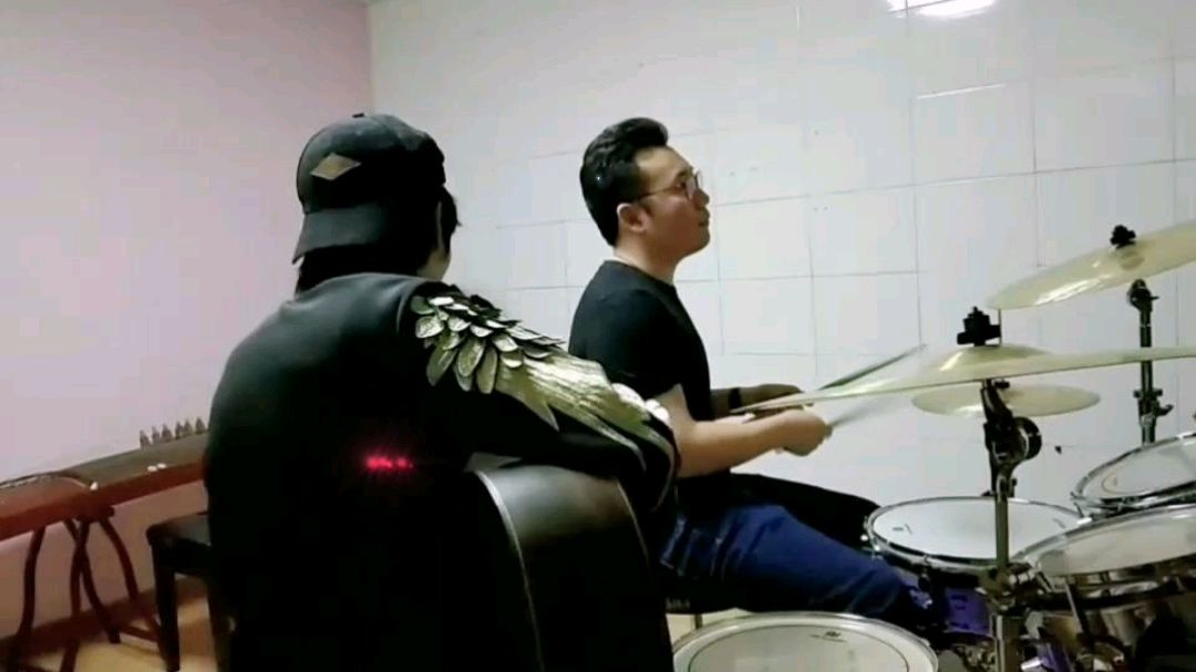《平凡之路》——吉他架子鼓版