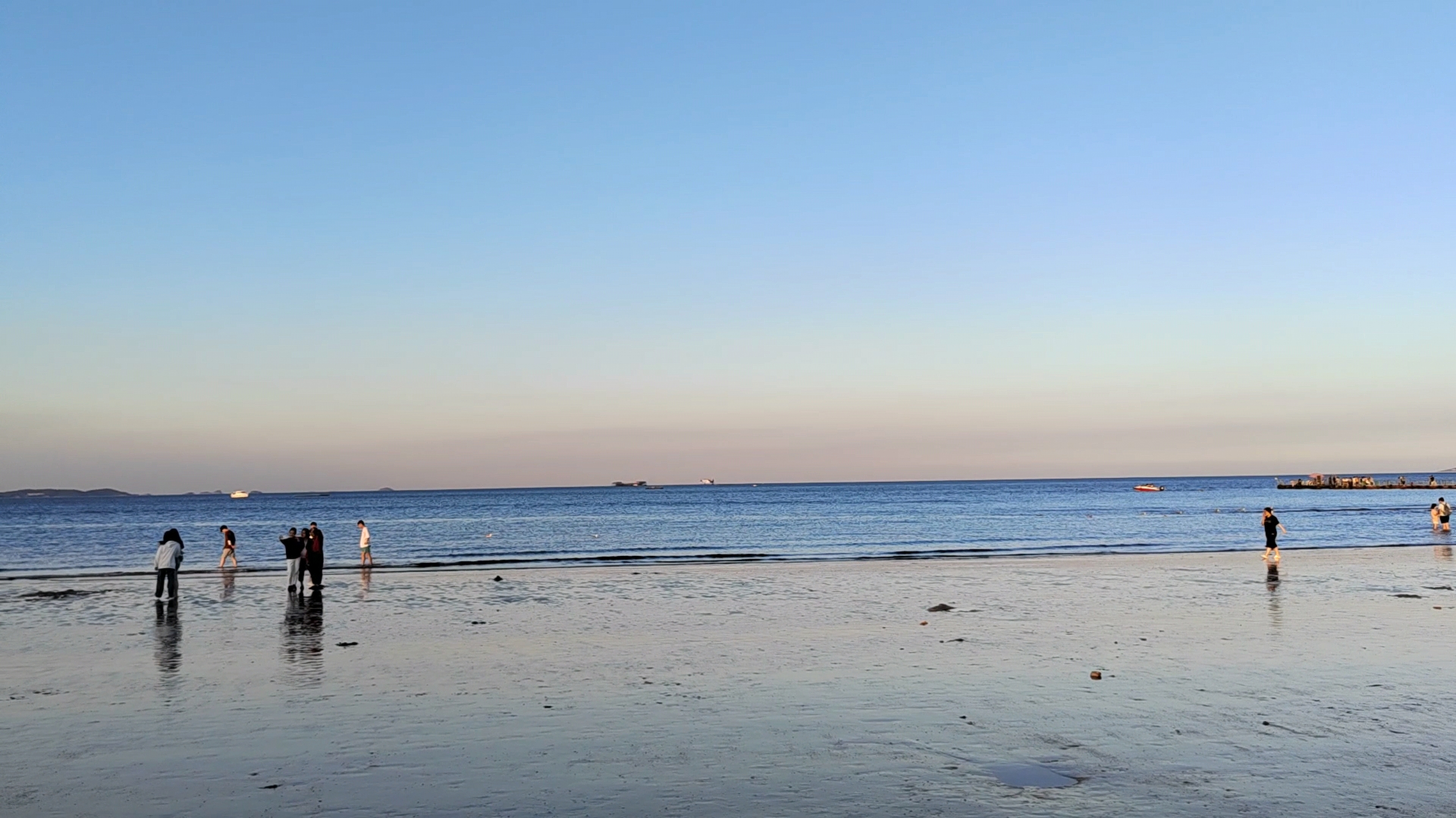 烟台大学东门的海滩太美了,柔软的海滩,深蓝的大海,温柔的海浪,翩翩