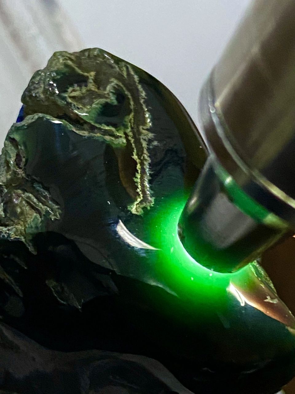 翡翠原石# #点击头像看直播# 重35克,莫西沙极品墨翠,黑度一流,油性