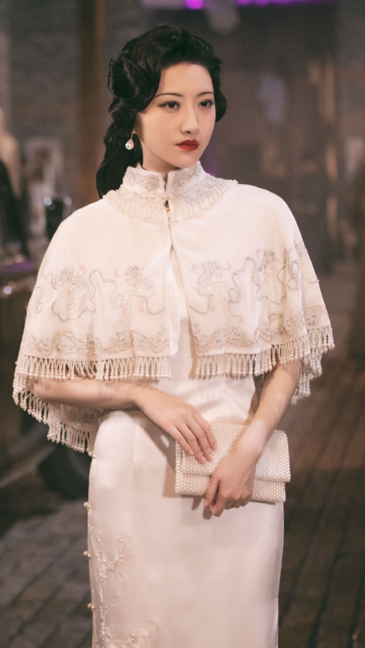 景甜司藤美图 景甜司藤的造型也太美了,弯弯的柳叶眉,烈焰红唇,是霸气