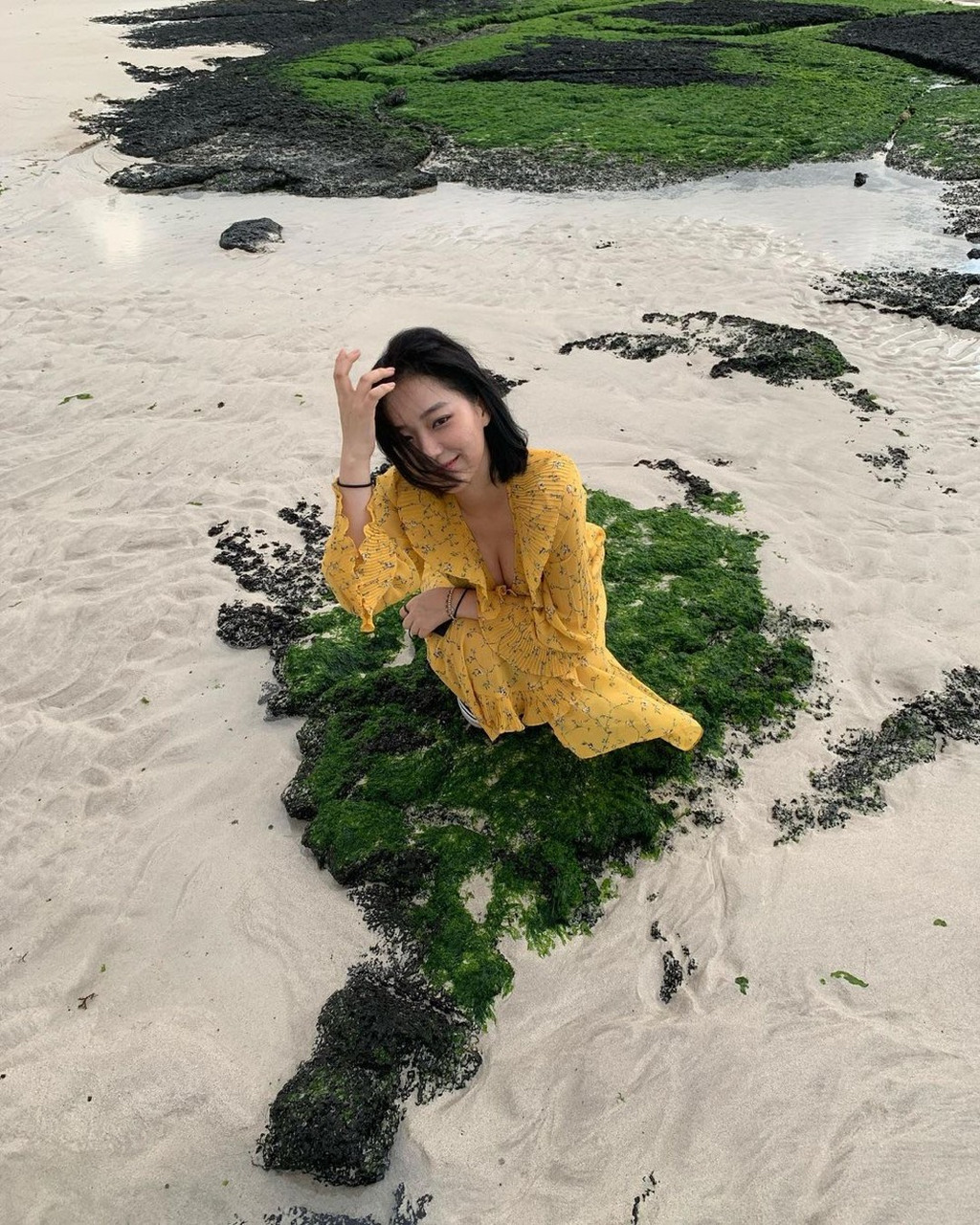 精致生活社# 小姐姐捡到的是不是海带呢.