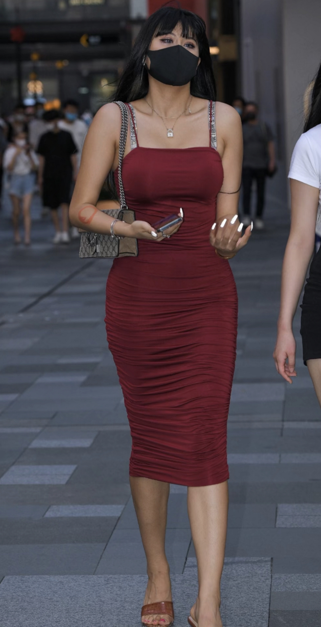 丰腴性感红裙美女