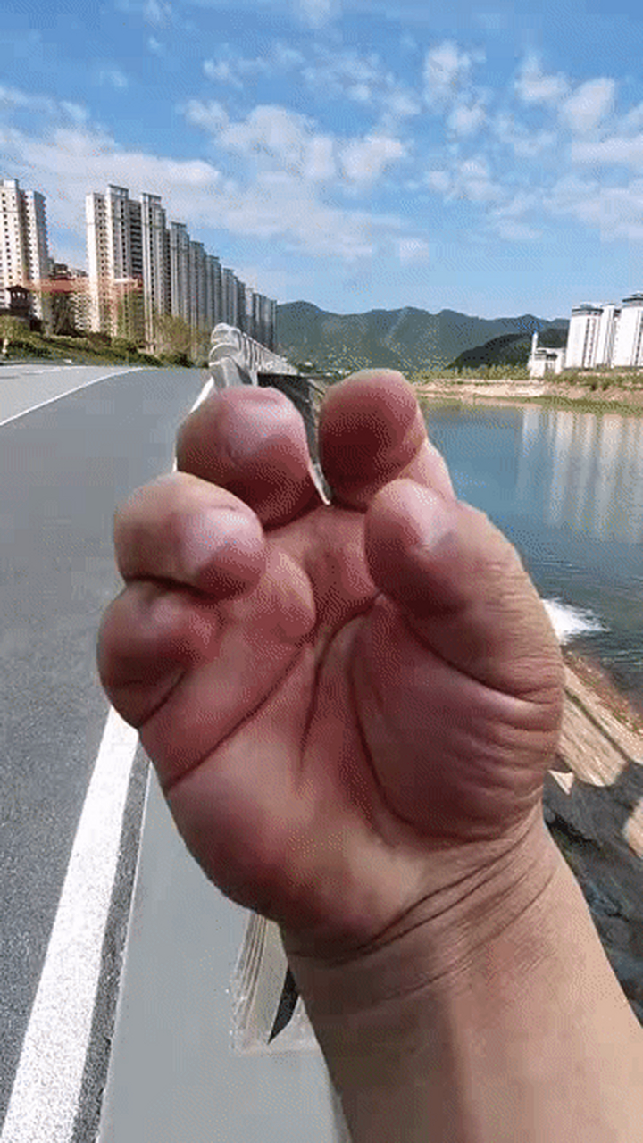 俗话说:拿人家的手短!这是拿了多少?