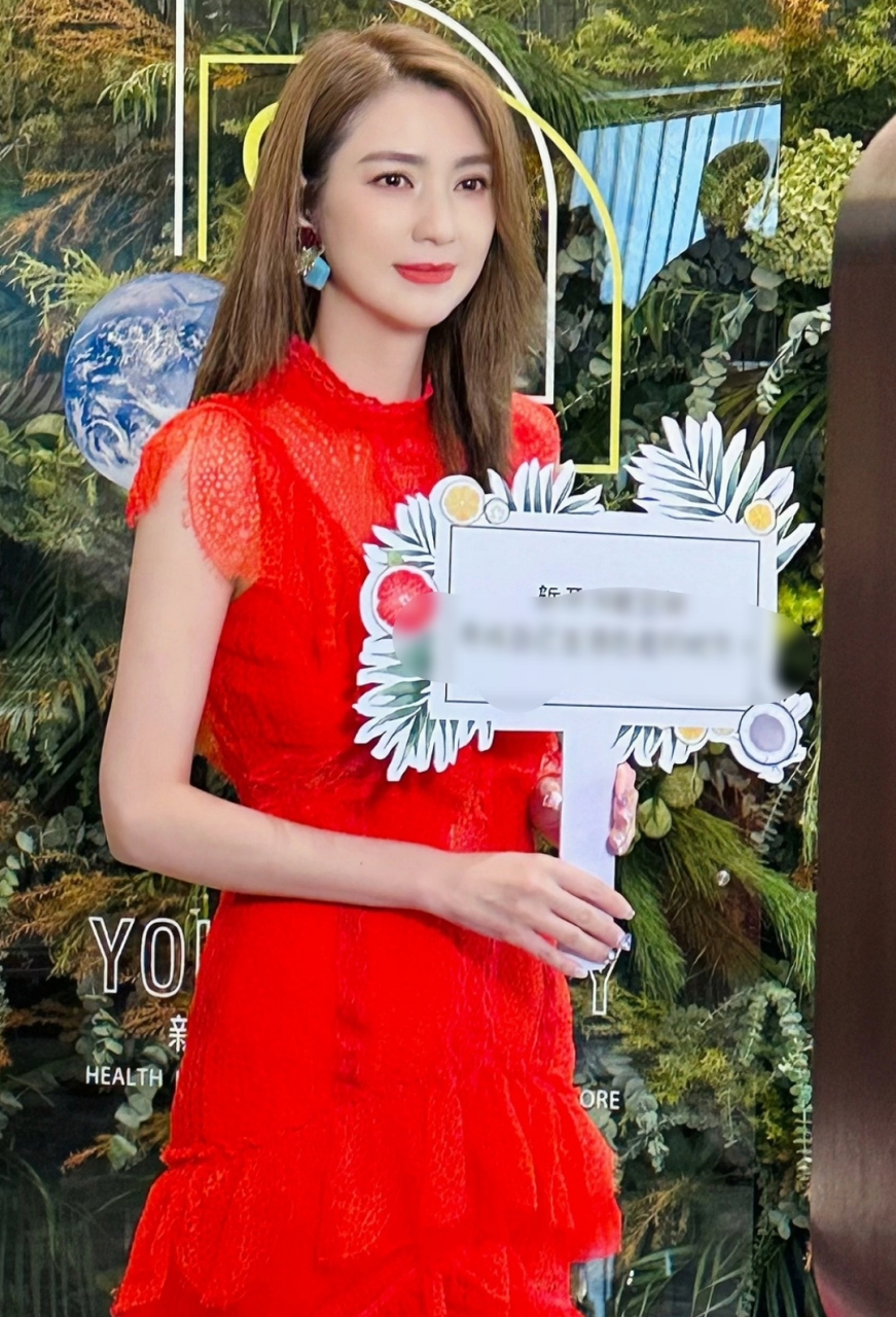 洪欣与张丹峰和好后参加活动,脸上重新焕发光彩,精修图都有点像袁咏仪