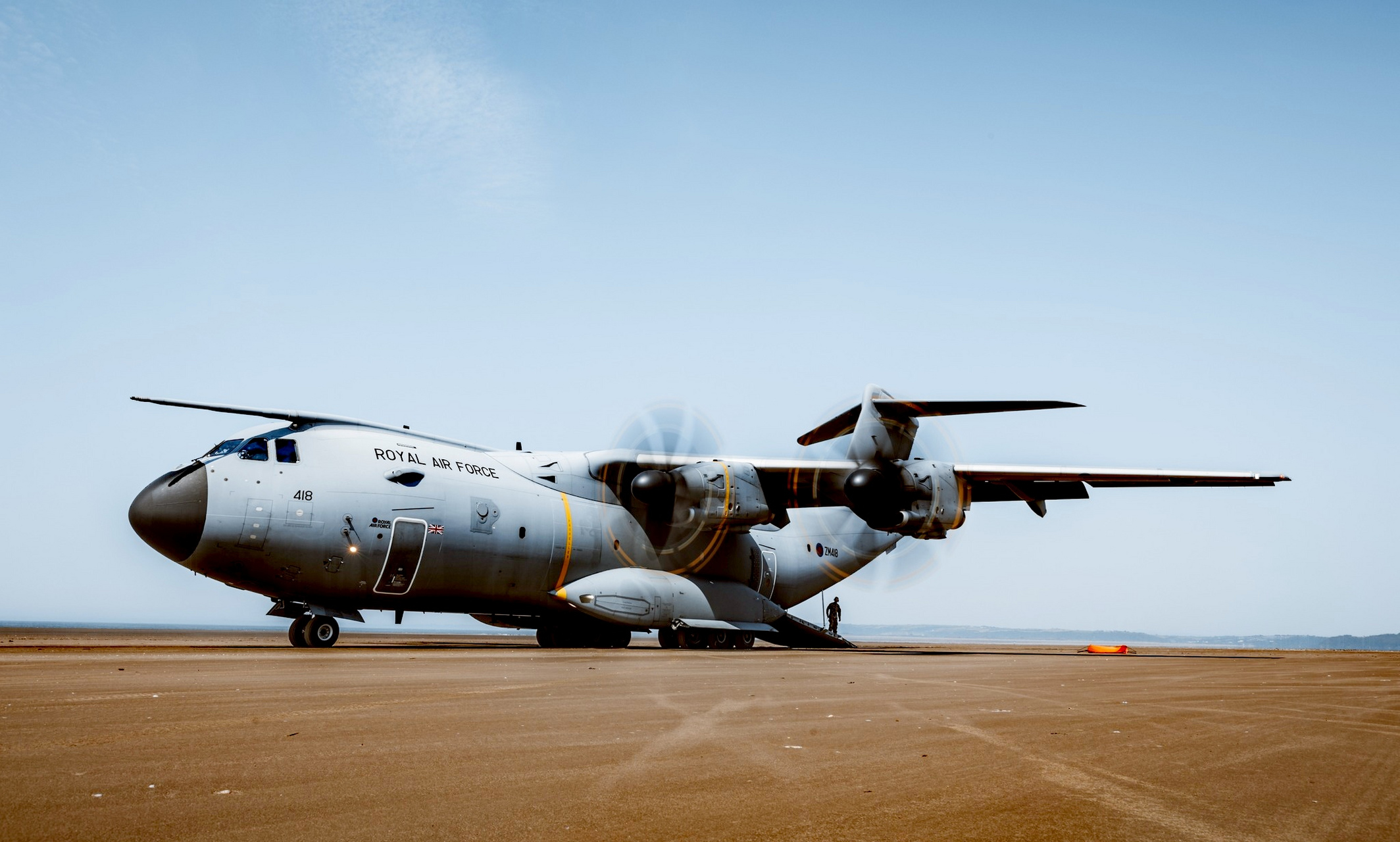 飞行器欣赏:英国空军 a-400m运输机,该机由空客研制,采用小车式起落架