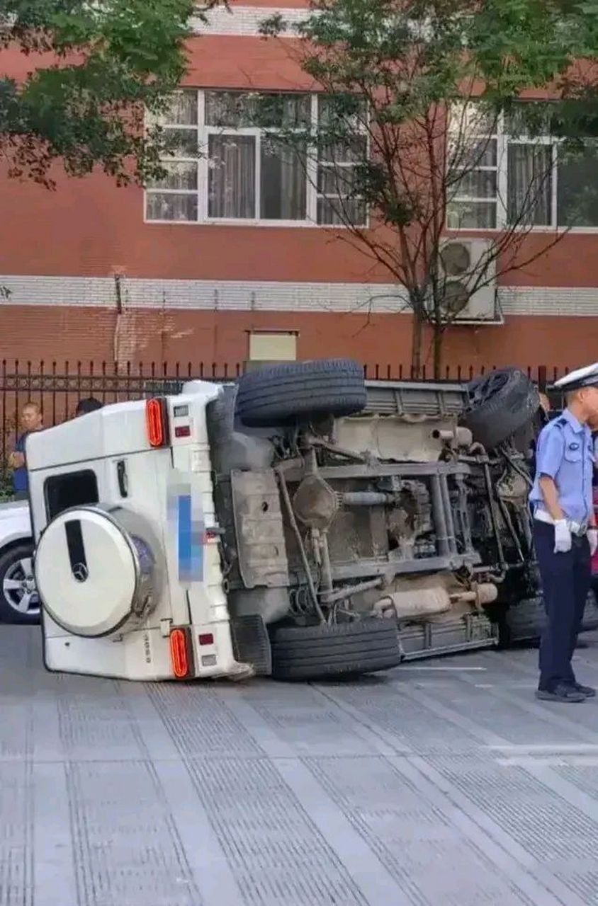 奔驰大g不明原因撞车了.