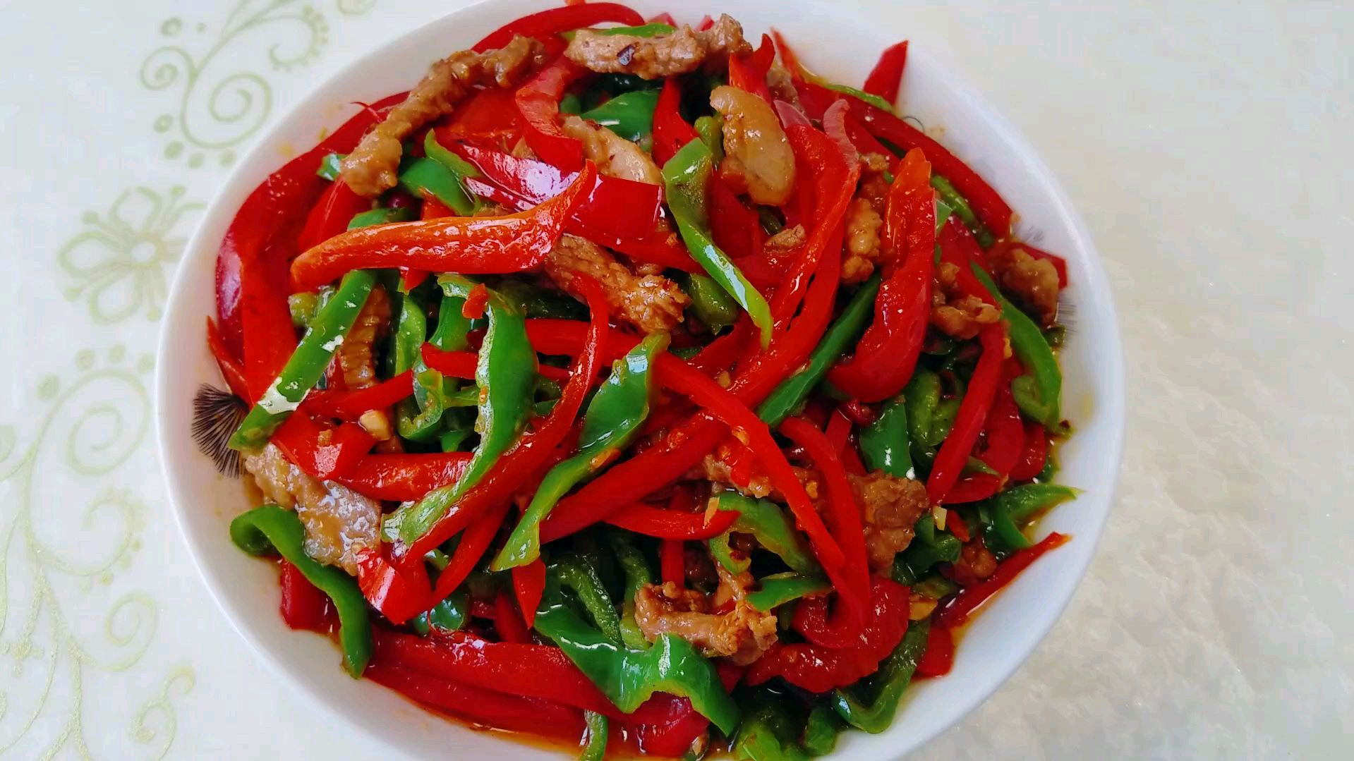 创作有礼香甜美味的下饭菜青红椒炒肉丝好吃有食欲