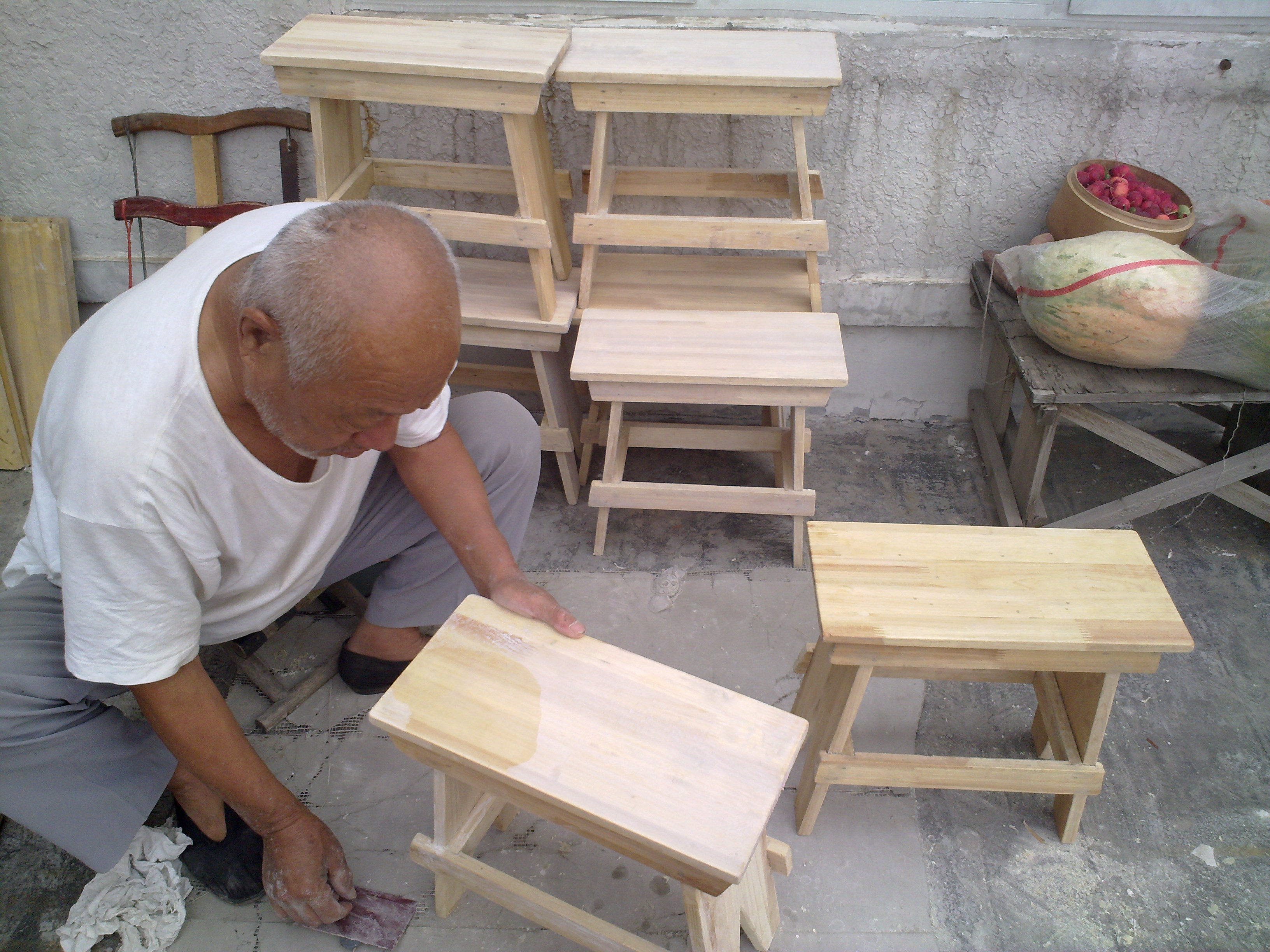 就拿我姥爷来说,他干了一辈子木匠活,现在都没人