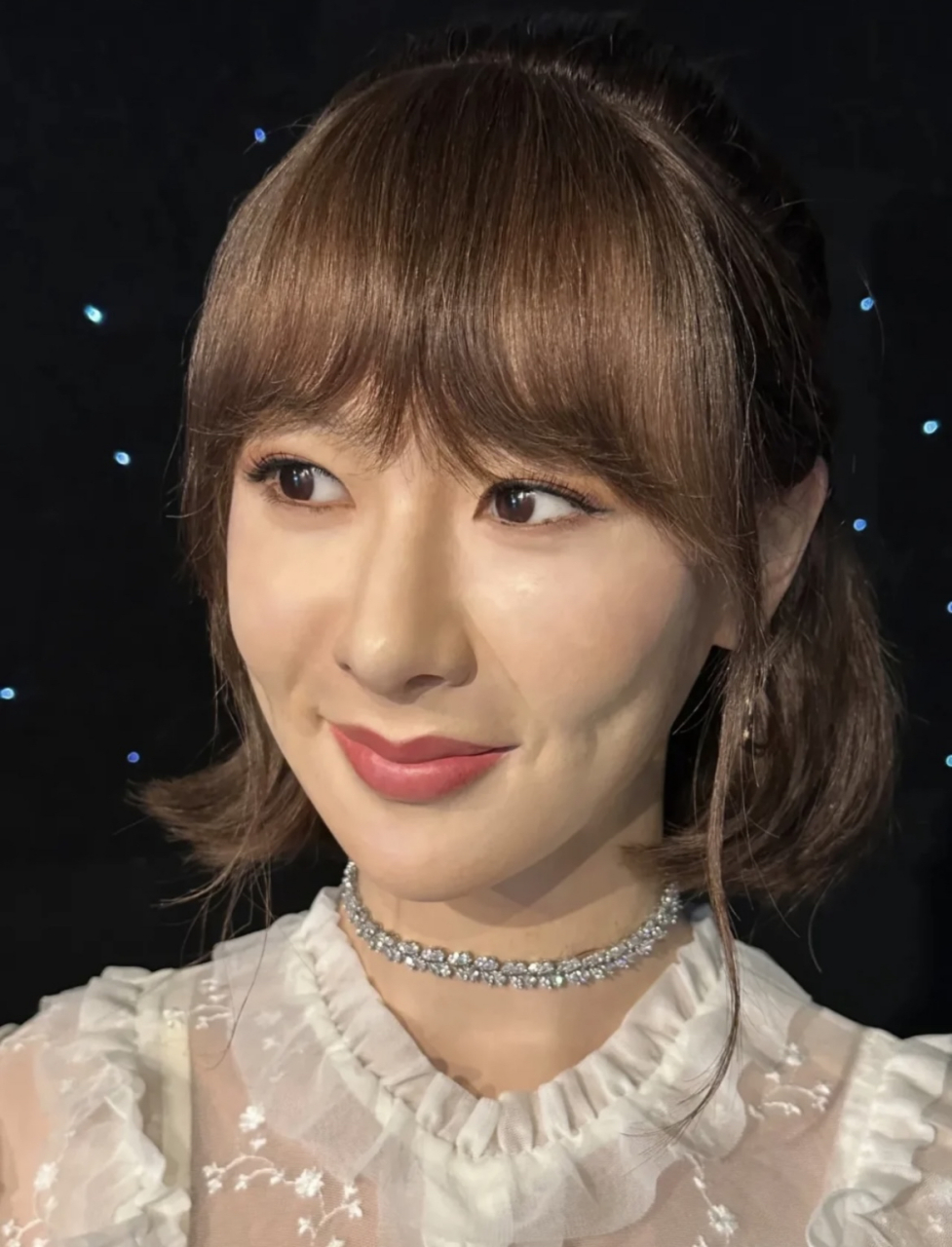 女明星的蜡像就关晓彤和周冬雨比较好看,姚晨,杨幂,刘嘉玲,佟丽娅