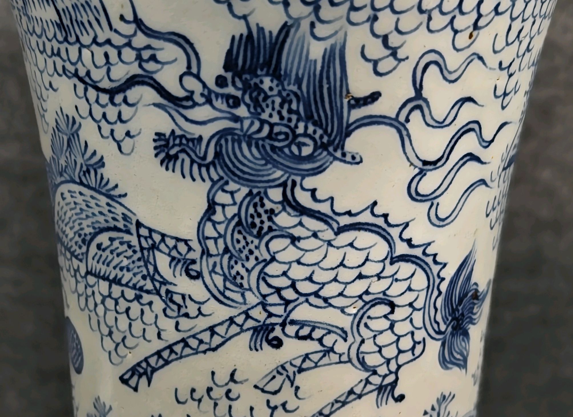 万历铁线描青花瓷器与雍正淡描青花的特征与区别