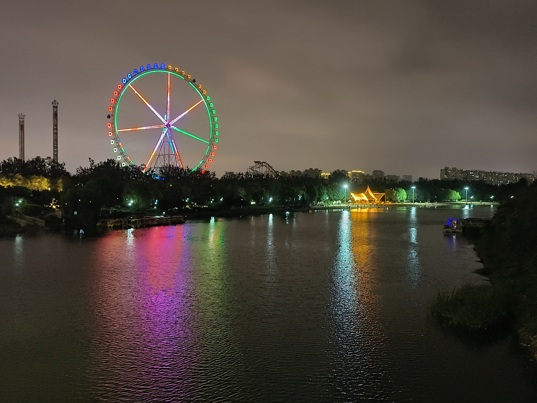 邢台市由锦江不夜城更名的东由留码头位于国家级水利风景区七里河南岸