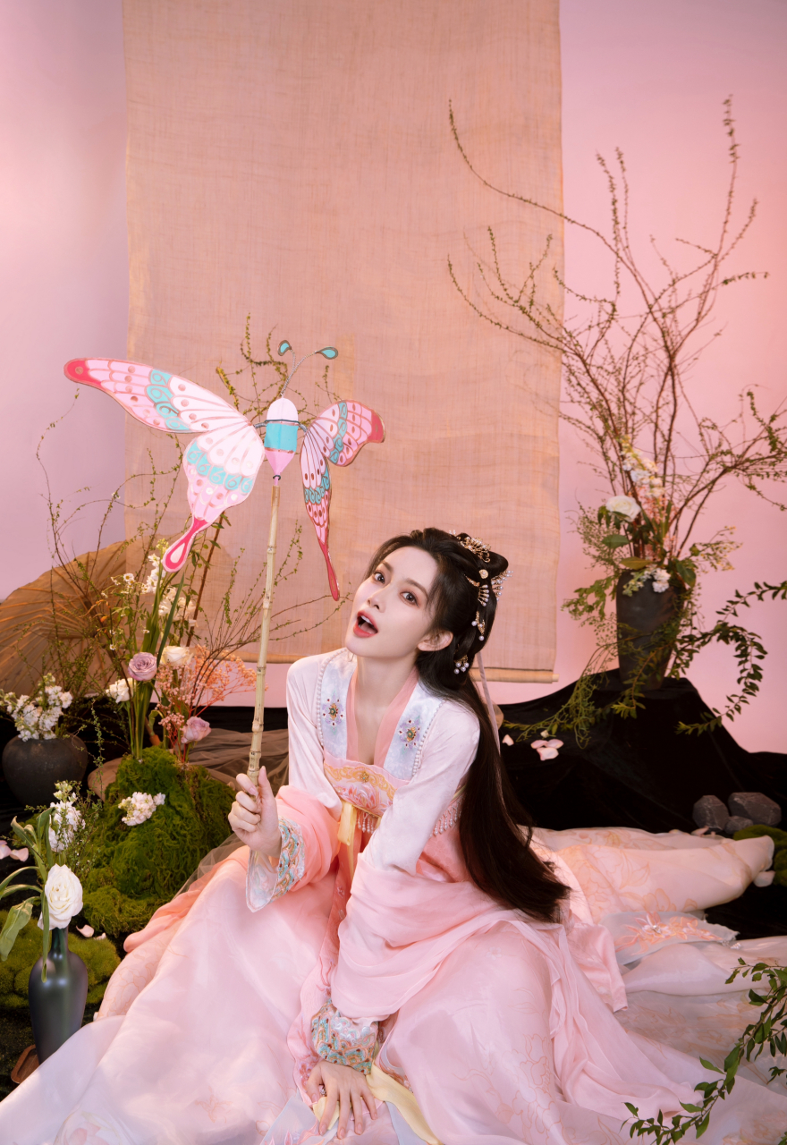 孟子义的粉衣古装造型,也太好看了,清新俏丽,甜美可人,宛若画中美人!