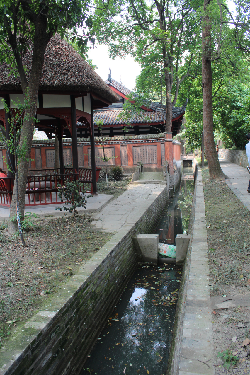 成都新都区新繁镇有个东湖,是晚唐宰相李德裕主持修建的一处园林.