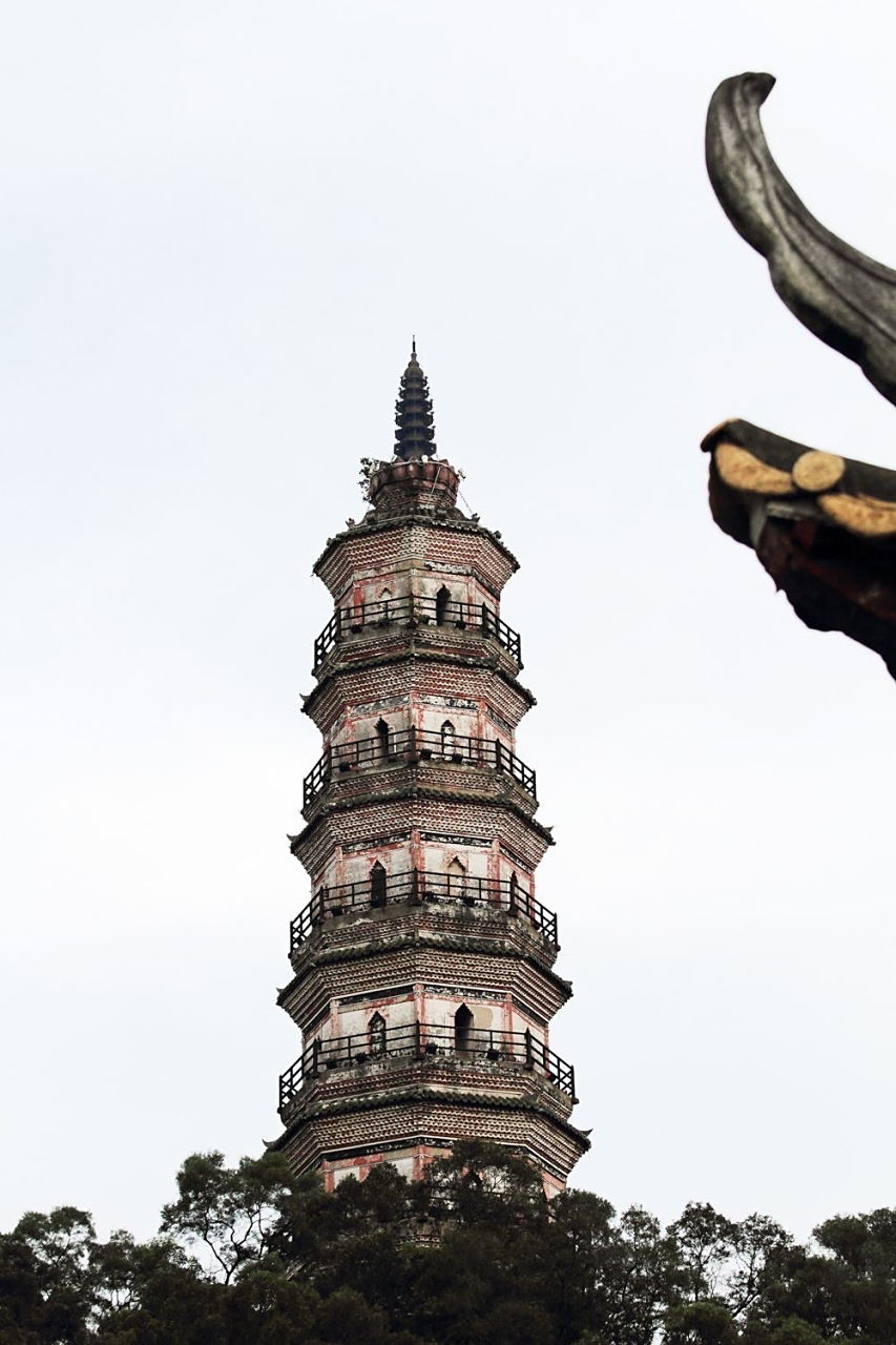 5公里长江边的钵盂峰上.因其形如卓笔,故又名文峰塔.