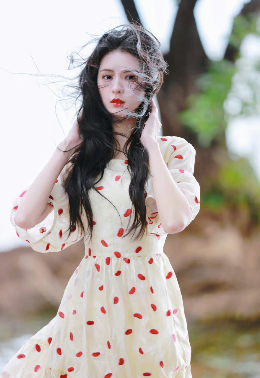 张予曦# 一袭奶黄色斑点连衣裙,肤白貌美的容颜,窈窕曼妙的身材,清纯