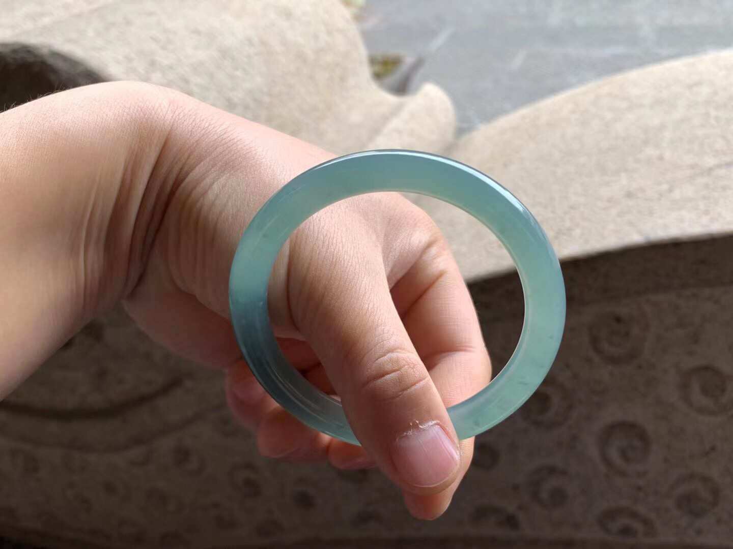 冰种蓝水圆条镯,种老细腻,水头足,胶感强烈,色泽均匀