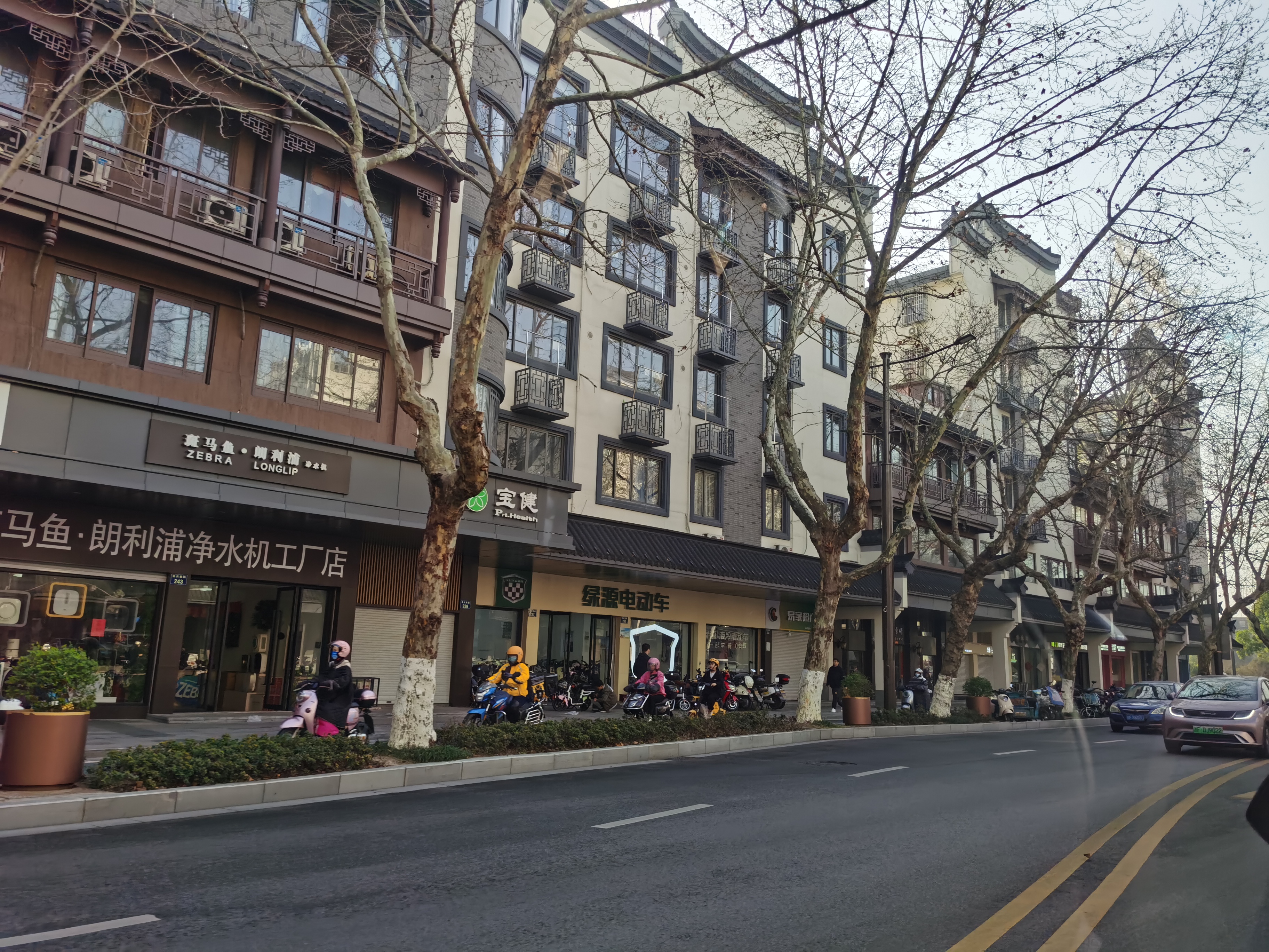 嘉兴老城区像湖北的县城,但干净整洁,新城很不错,可惜还没机场