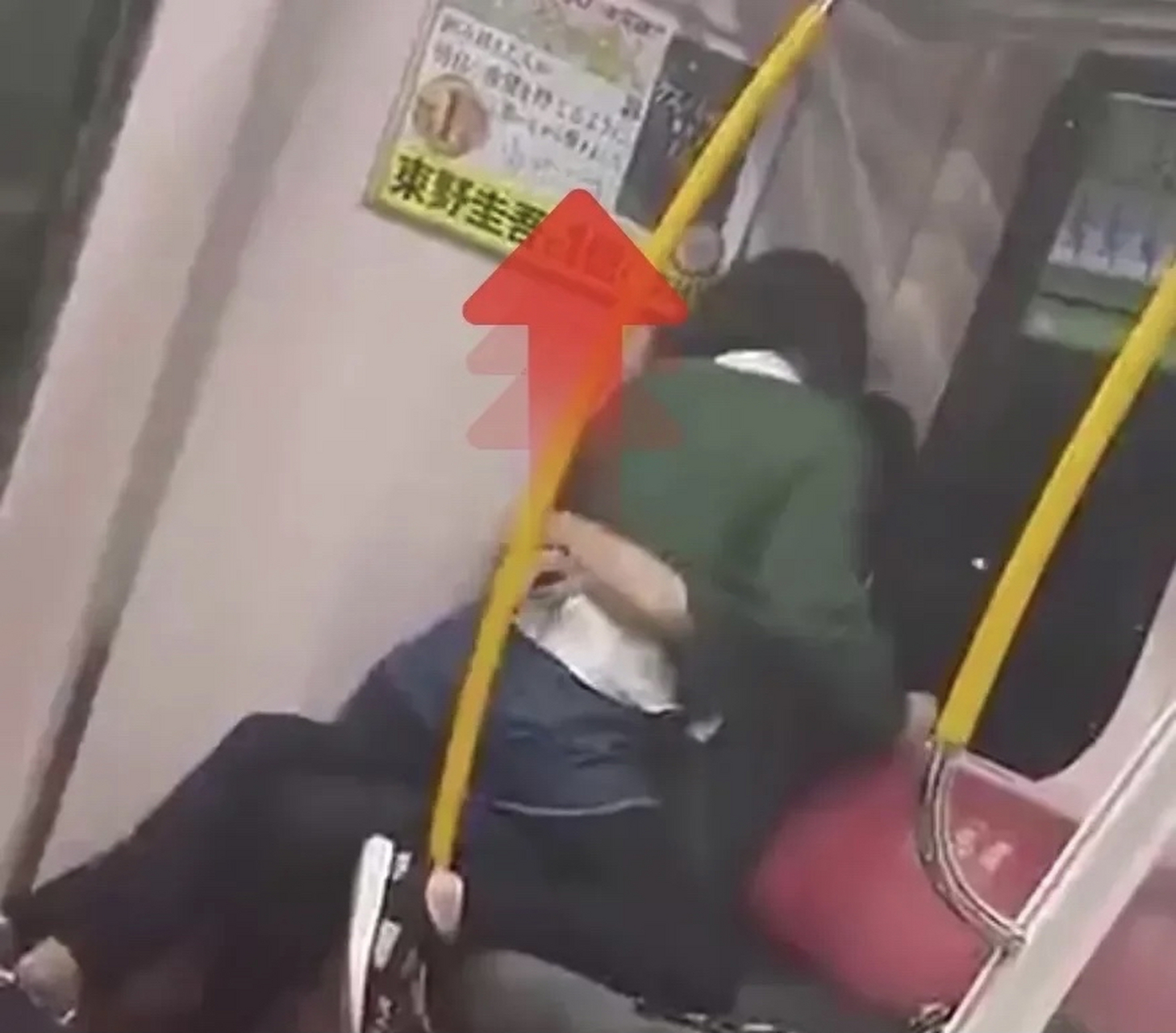 地铁上一男一女,男生坐在座位上,女生骑在男人身上,男子的手不断的在