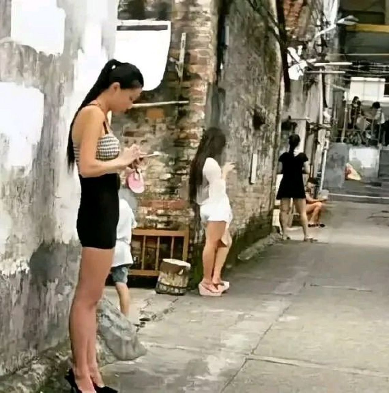 67她们每个都打扮得很精致,穿着美丽的小短裙,身材也不错.