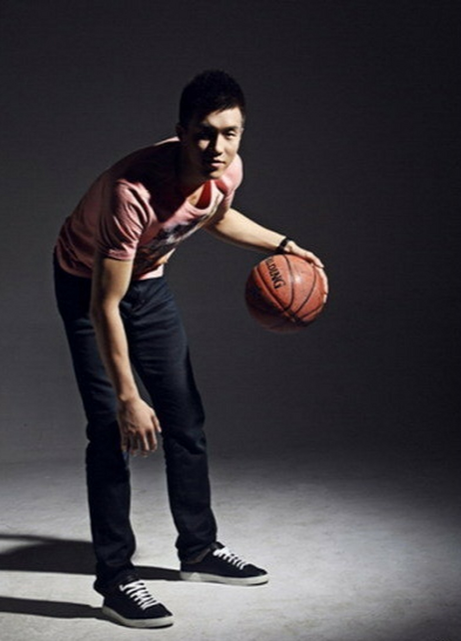 郭艾伦的一张写真照,拍的很有氛围感呀!