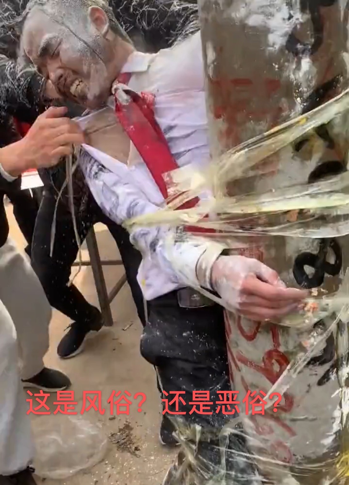 河南:新郎被兄弟伙绑在电线杆上撕衣服勒脖子,是风俗还是恶俗?