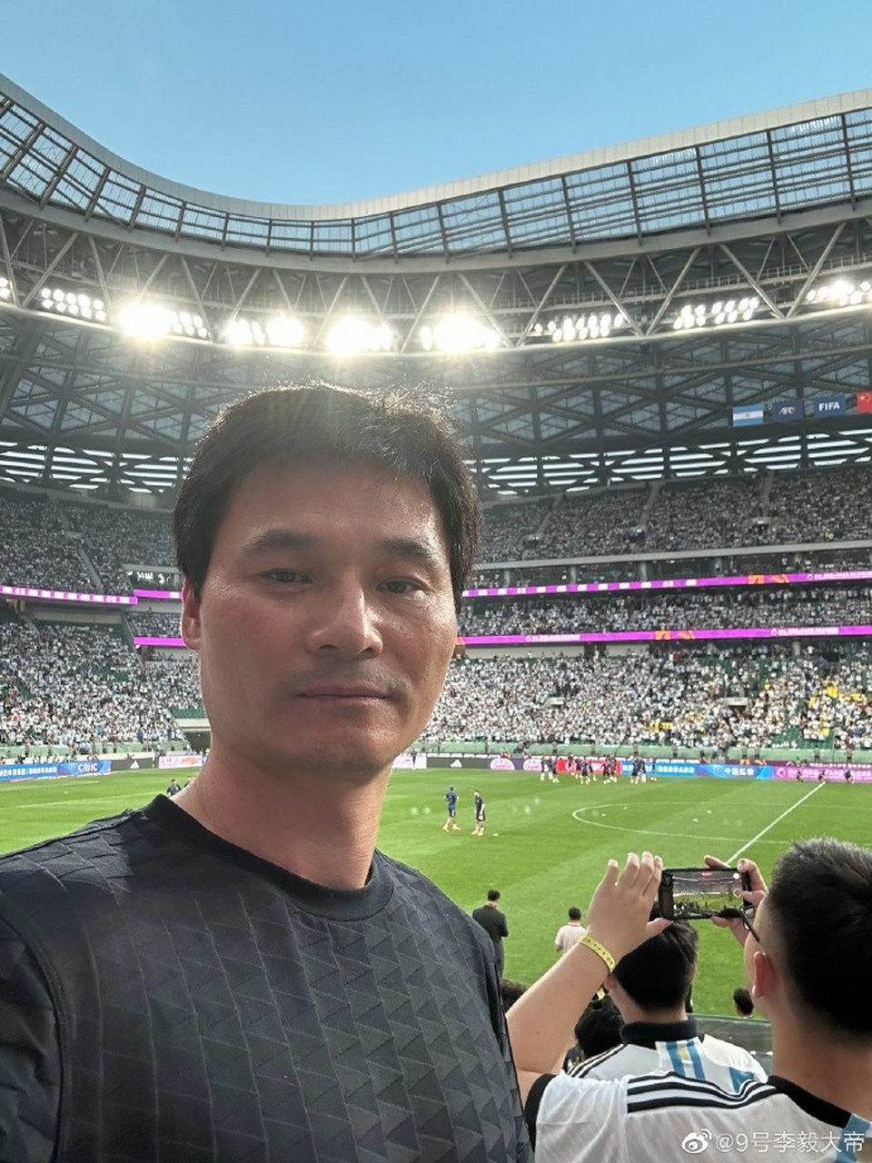 李毅现场观看阿根廷,社媒晒照感慨:梅老板是世界的顶流!